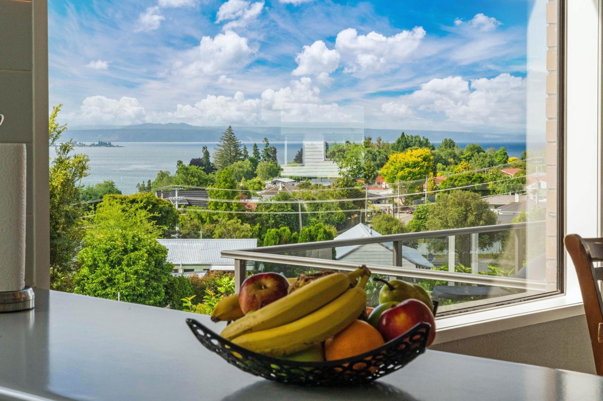 Ngaio Views - Lake Taupo Holiday Home Buitenkant foto