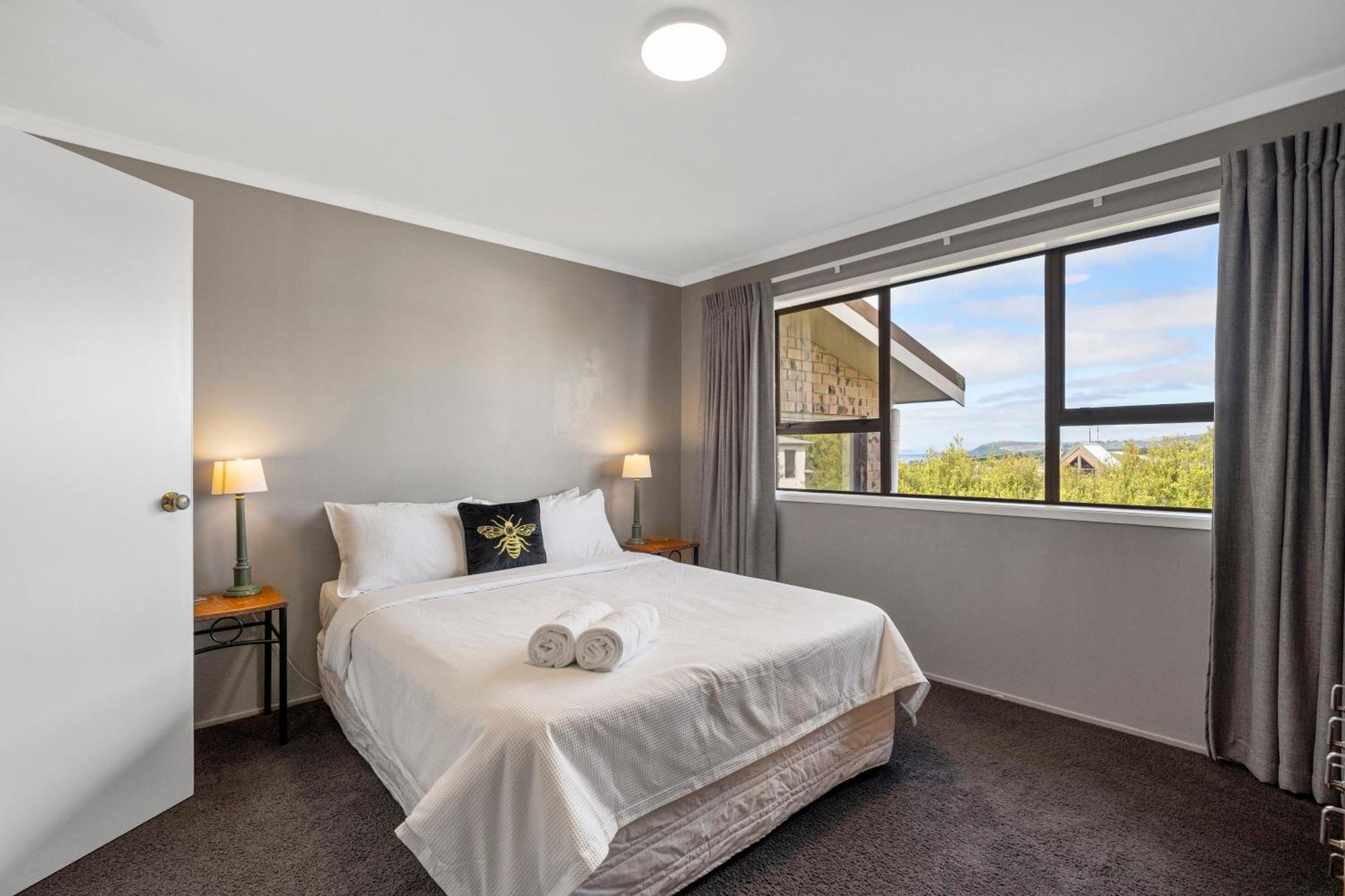 Ngaio Views - Lake Taupo Holiday Home Buitenkant foto